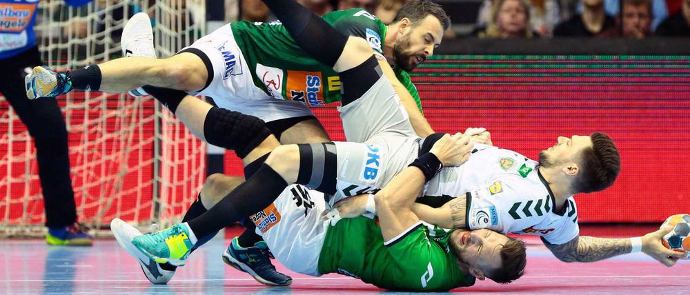 Am Ende obenauf. Joahn Koch im weißen Trikot und die Füchse Berlin schlagen Frisch Auf Göppingen im Halbfinale des EHF-Cups.