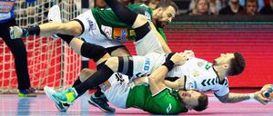 Am Ende obenauf. Joahn Koch im weißen Trikot und die Füchse Berlin schlagen Frisch Auf Göppingen im Halbfinale des EHF-Cups.