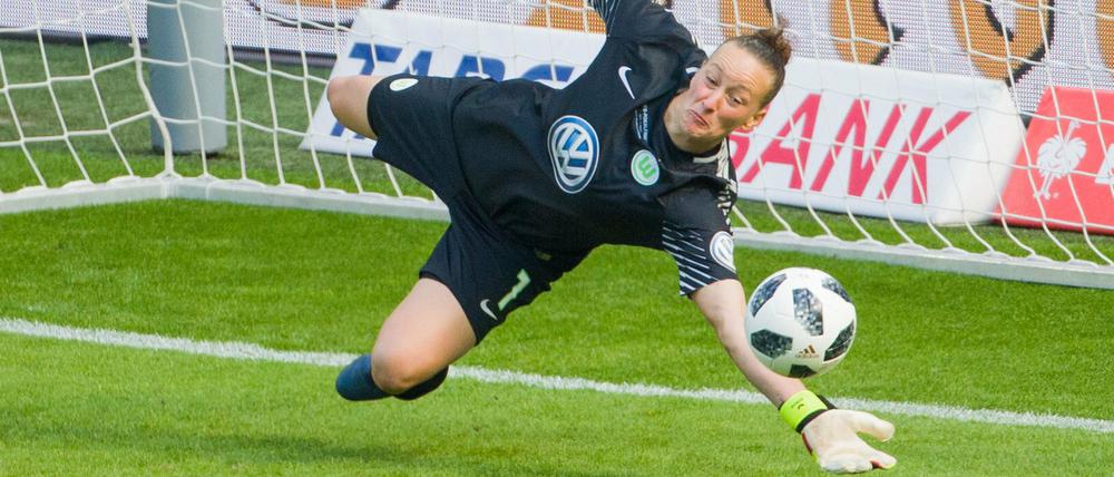 Reaktionsschnell. Wolfsburgs Torhüterin Almuth Schult hält zwei Elfmeter gegen Bayern München.