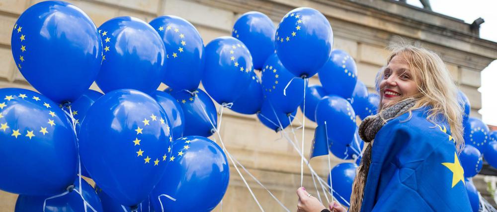 Äußeres Zeichen der neuen Europabegeisterung: Die Pulse-of-Europe-Demonstrationen, hier eine Teilnehmerin 2017 in Berlin.