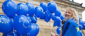 Äußeres Zeichen der neuen Europabegeisterung: Die Pulse-of-Europe-Demonstrationen, hier eine Teilnehmerin 2017 in Berlin.