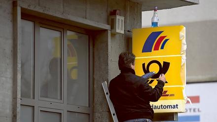 Diese Schilder werden weniger werden. Die Postbank möchte deutschlandweit 100 Filialen schließen.