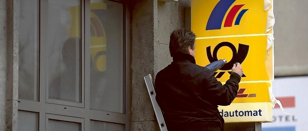Diese Schilder werden weniger werden. Die Postbank möchte deutschlandweit 100 Filialen schließen.