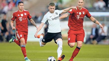 Gut in Schuss. Der kroatische Stürmer Ante Rebic schießt die Eintracht mit seinen zwei Toren zum Sieg.