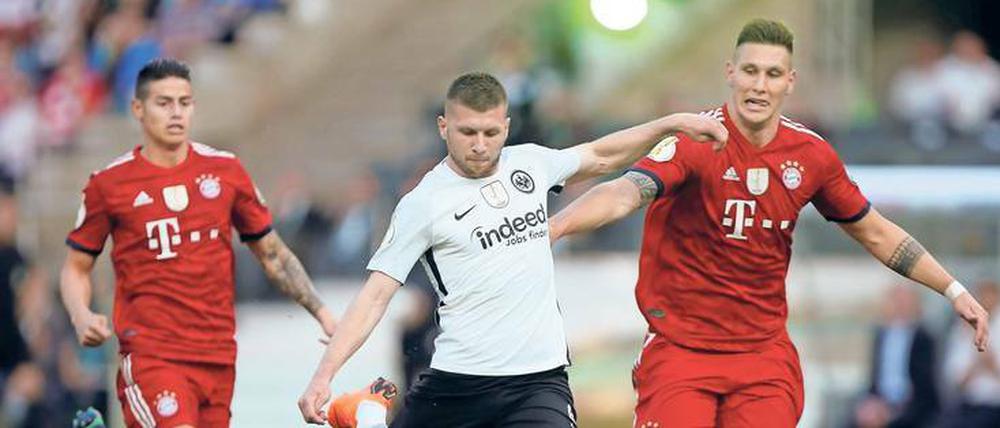 Gut in Schuss. Der kroatische Stürmer Ante Rebic schießt die Eintracht mit seinen zwei Toren zum Sieg.