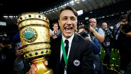 Mit Pokal zum Meister. Kovac verlässt Frankfurt mit einem Titel. 