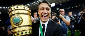 Mit Pokal zum Meister. Kovac verlässt Frankfurt mit einem Titel. 