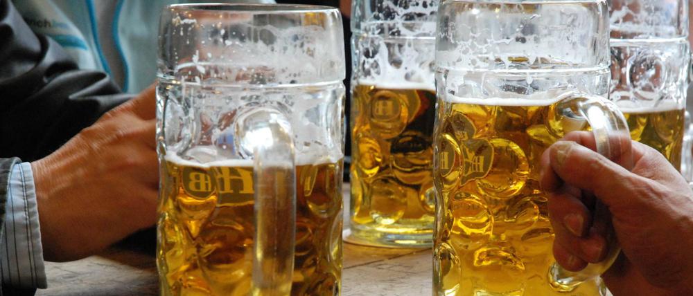 Vier Maß Bier im Münchner Hofbräuhaus.