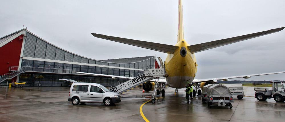 Memmingen: Flughafenmitarbeiter laden auf dem Allgäu Airport Gepäck aus einer soeben gelandeten Maschine.