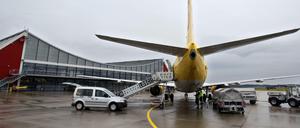 Memmingen: Flughafenmitarbeiter laden auf dem Allgäu Airport Gepäck aus einer soeben gelandeten Maschine. 