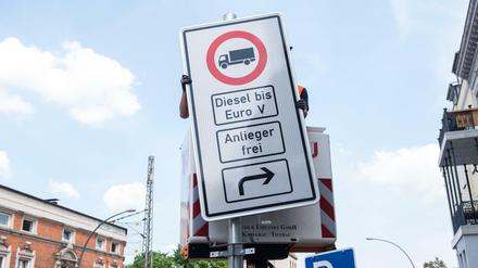 Hamburg: Ein Fahrverbotsschild für Lastwagen mit Diesel-Motor bis Euro 5 wird an der Max-Brauer-Allee aufgehängt. 
