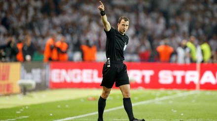 Referee Felix Zwayer beim Pokalfinale.
