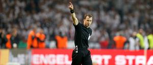 Referee Felix Zwayer beim Pokalfinale.