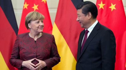 Xi Jinping, Staatspräsident der Republik China, begrüßt Bundeskanzlerin Angela Merkel 2015 im Gästehaus der chinesischen Regierung. 