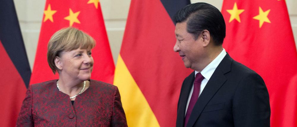 Xi Jinping, Staatspräsident der Republik China, begrüßt Bundeskanzlerin Angela Merkel 2015 im Gästehaus der chinesischen Regierung. 