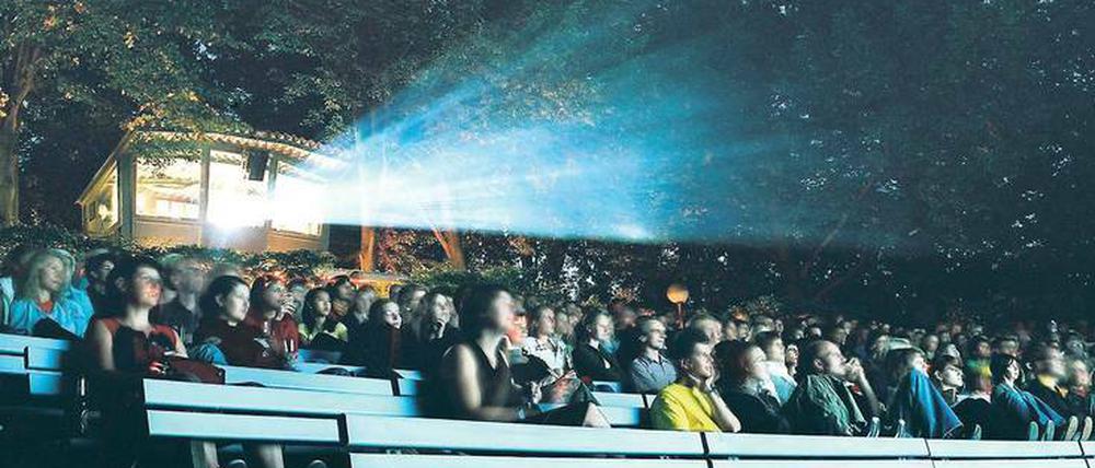 Im Freiluftkino Hasenheide hält die Technik jedem Wetter stand, es fehlen im Ernstfall nur die Regenponchos der Besucher.