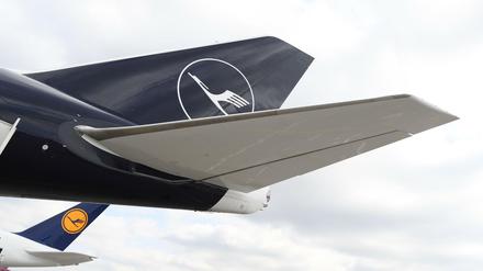 Das Leitwerk einer Lufthansa Boeing 747-800 im neuen Corporate Design des Unternehmens steht vor einem Airbus A380 mit der auslaufenden Lackierung. 