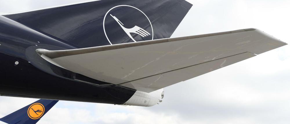Das Leitwerk einer Lufthansa Boeing 747-800 im neuen Corporate Design des Unternehmens steht vor einem Airbus A380 mit der auslaufenden Lackierung.