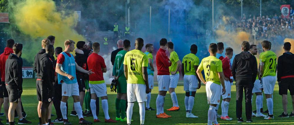 Die Siegerehrung nach dem Landespokalfinale musste aufgrund der Randale abgebrochen werden.