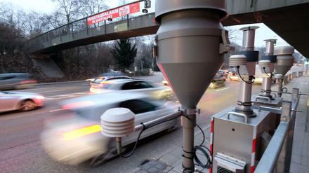Autos fahren in Stuttgart an einer Feinstaub- und Luftmessstation vorbei.