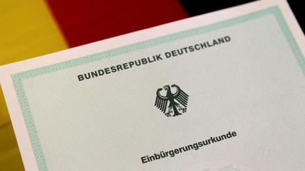 Am Ende erhalten frisch Eingebürgerte diese Urkunde.