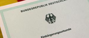 Am Ende erhalten frisch Eingebürgerte diese Urkunde.