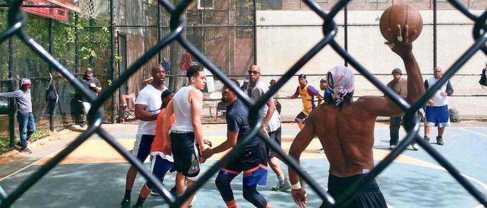 Käfighaltung. Das Spiel auf der Straße gehört zum Mythos der Stadt wie Graffiti und Breakdance. Wer sich hier einen Namen macht, kann zur Legende werden.