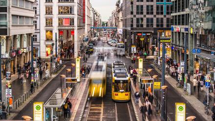 Die Straßenbahn in Mitte an der Friedrichstraße.