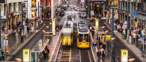 Die Straßenbahn in Mitte an der Friedrichstraße.