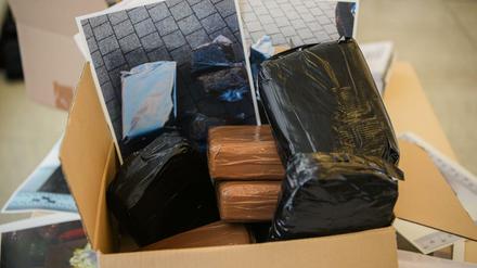 Ein sichergestelltes Paket mit Drogenblöcken. 