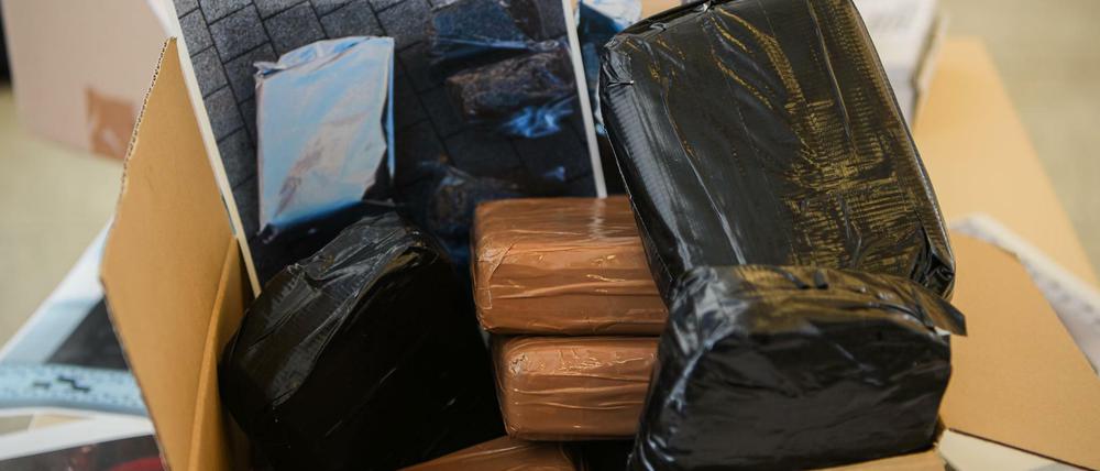 Ein sichergestelltes Paket mit Drogenblöcken.