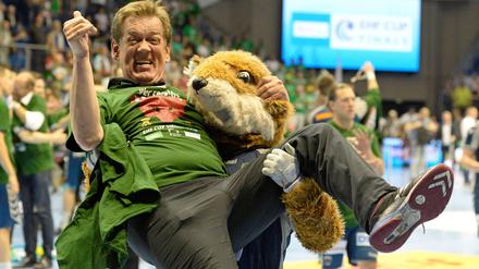 Das Bild des Wochenendes. Trainer Velimir Petkovic lässt sich vom Vereinsmaskottchen durch die Halle tragen. 