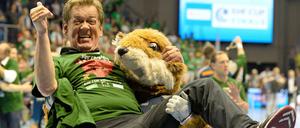Das Bild des Wochenendes. Trainer Velimir Petkovic lässt sich vom Vereinsmaskottchen durch die Halle tragen. 