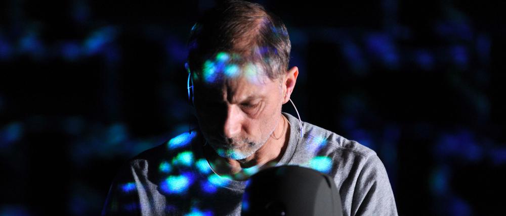 Der Solo-Performer Simon McBurney überzeugt in "The Encounter" am Rande des diesjährigen Theatertreffens mit einer minimalistischen Show.