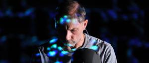 Der Solo-Performer Simon McBurney überzeugt in "The Encounter" am Rande des diesjährigen Theatertreffens mit einer minimalistischen Show.