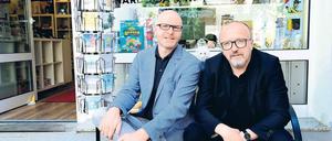 Gerhard Muthenthaler und Marijan Jordan vor ihrem Erfinderladen in Prenzlauer Berg.