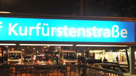 In der Kurfürstenstraße stieg die Frau in den weißen Transporter eines Unbekannten. 
