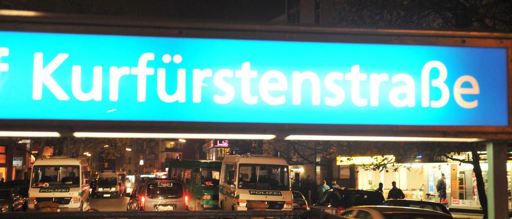 In der Kurfürstenstraße stieg die Frau in den weißen Transporter eines Unbekannten.