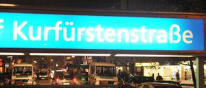 In der Kurfürstenstraße stieg die Frau in den weißen Transporter eines Unbekannten. 