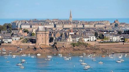 Wo die Möwen maunzen. Saint-Malo in der Bretagne liegt auf einer vorgeschobenen Granitkuppe. Die Gezeitenunterschiede von bis zu zehn Metern sind die höchsten Europas, so dass man sich je nach Ebbe oder Flut an einer gänzlich anderen Küste wähnt. 