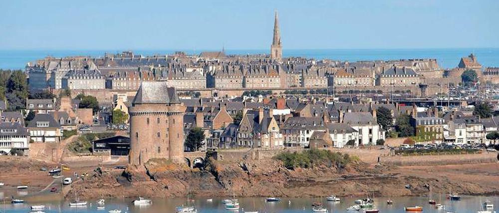 Wo die Möwen maunzen. Saint-Malo in der Bretagne liegt auf einer vorgeschobenen Granitkuppe. Die Gezeitenunterschiede von bis zu zehn Metern sind die höchsten Europas, so dass man sich je nach Ebbe oder Flut an einer gänzlich anderen Küste wähnt.