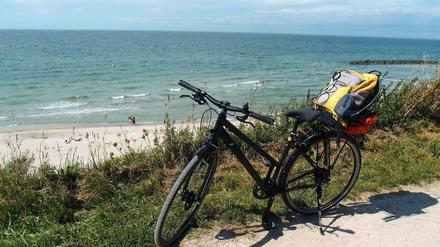 Das Fahrrad von Barbara Schäfer vor der endlos scheinenden Ostsee.