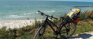 Das Fahrrad von Barbara Schäfer vor der endlos scheinenden Ostsee.