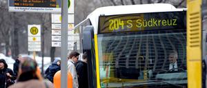 Bei einer Vollbremsung mit einem BVG-Bus kamen vier Fahrgäste zu Schaden.