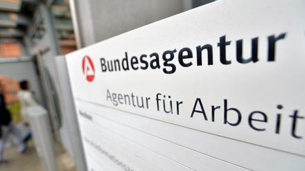 Arbeitsagentur spart Überschüsse für Krisen.