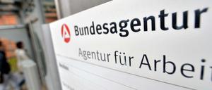 Arbeitsagentur spart Überschüsse für Krisen.