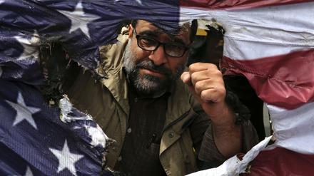 Zerfetztes Verhältnis. Ein Demonstrant in Teheran zeigt, was er von Trumps Ausstieg aus dem Atomabkommen hält. 
