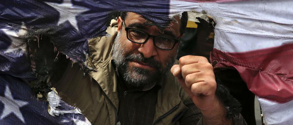 Zerfetztes Verhältnis. Ein Demonstrant in Teheran zeigt, was er von Trumps Ausstieg aus dem Atomabkommen hält. 