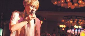 FKK im BKA. Anfangs hat Hedi Mohr noch mehr als ein Mikro an.