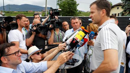 Viel gefragt. Und Oliver Bierhoff hatte dann auch ein wenig zu sagen zum Auftakt in Südtirol.